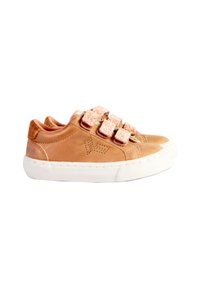 Sneakers in pelle tan con tre ampie cinturini glitterati, una suola in gomma bianca e un design decorativo a intaglio sul lato esterno.