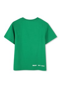 Groene katoenen t-shirt met een ronde hals, korte mouwen en witte bedrukte tekst "DKNY EST. 1989" aan de linkerbenedenzijde.