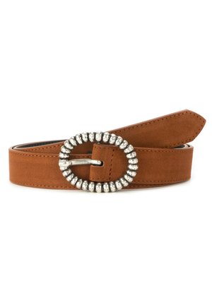 Ceinture en daim marron avec une boucle ronde argentée texturée, enroulée avec l'extrémité pointue visible sur fond blanc.