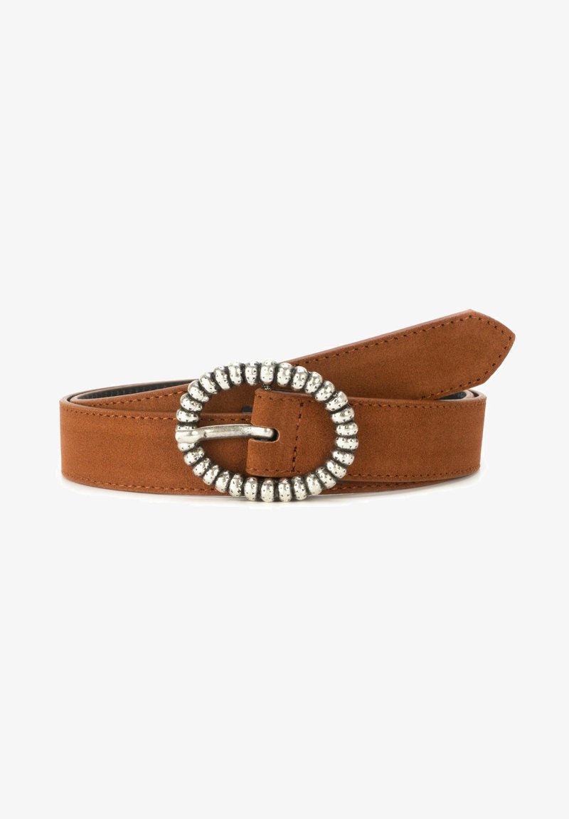 Ceinture en daim marron avec une boucle ronde argentée texturée, enroulée avec l'extrémité pointue visible sur fond blanc.
