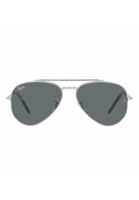 Occhiali da sole aviator in metallo argentato con lenti grigie scure. Il design presenta un doppio ponte e tempie slanciate e curve.