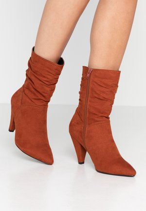 Bottines à talons hauts - orange