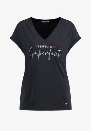 Musta V-kaula-aukkoinen t-paita, joka on valmistettu puuvillasta ja jossa on käärityt hihat. Etupuolella valkoisella ja punaisella tekstillä "Perfectly Imperfect". Sujuva pinta.