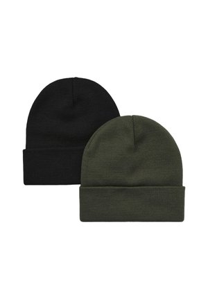 Due cappelli beanie in nero e verde scuro. Entrambi sono lavorati a maglia con una texture a coste e un design con risvolto, caratterizzati da una parte superiore arrotondata.