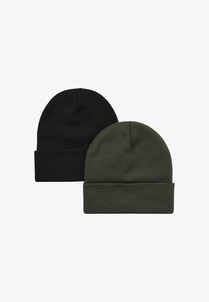 Due cappelli beanie in nero e verde scuro. Entrambi sono lavorati a maglia con una texture a coste e un design con risvolto, caratterizzati da una parte superiore arrotondata.