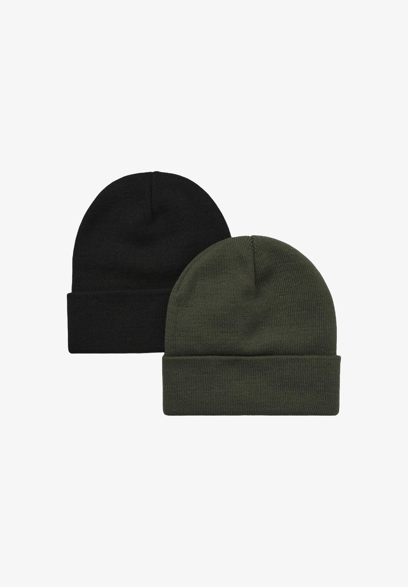 Due cappelli beanie in nero e verde scuro. Entrambi sono lavorati a maglia con una texture a coste e un design con risvolto, caratterizzati da una parte superiore arrotondata.