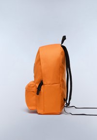 Zaino in tessuto arancione con una forma strutturata, dotato di una tasca laterale e spallacci e dettagli neri. Texture liscia, design minimalista.