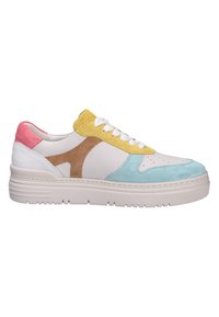 Sneaker colorato con una base in pelle bianca e accenti in suede blu, giallo, rosa e marrone, suola a contrasto e punta perforata.