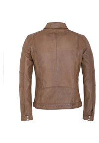 Chaqueta de cuero marrón, textura suave, diseño ajustado, con cuello, puños con lengüeta y múltiples costuras en la parte posterior para dar estructura.
