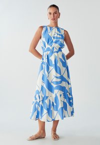 Niebieska i biała maksiodzież z wzorem, z zebranym dekoltem, elastyczną talią i falbaniastym dołem. Wykonana z lekkiego materiału.