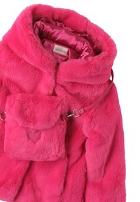Chaqueta de piel sintética rosa con capucha, que incluye un pequeño bolso a juego con un detalle de corazón y un forro de satén suave. Textura suave en todo su conjunto.