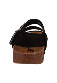 Sort sandal med kork-lignende platform, der har flere tynde stropper og en metallisk spænde. Blødt indre, velegnet til afslappet brug.