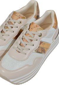 Sneaker con corpo in pelle beige, tessuto argentato testurizzato e un accento marrone chiaro a motivi. Design con lacci e dettagli in hardware dorato.