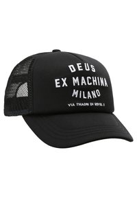 Cappellino nero con parte frontale strutturata, retro in rete e testo ricamato bianco "DEUS EX MACHINA MILANO" con ulteriore testo più piccolo sottostante.