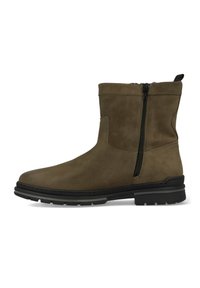 Bruin leren enkelboot met zijrits, ronde neus, zwarte buitenzool en subtiele stikseldetails. Hoogte is middelste kuit. Gladde textuur.