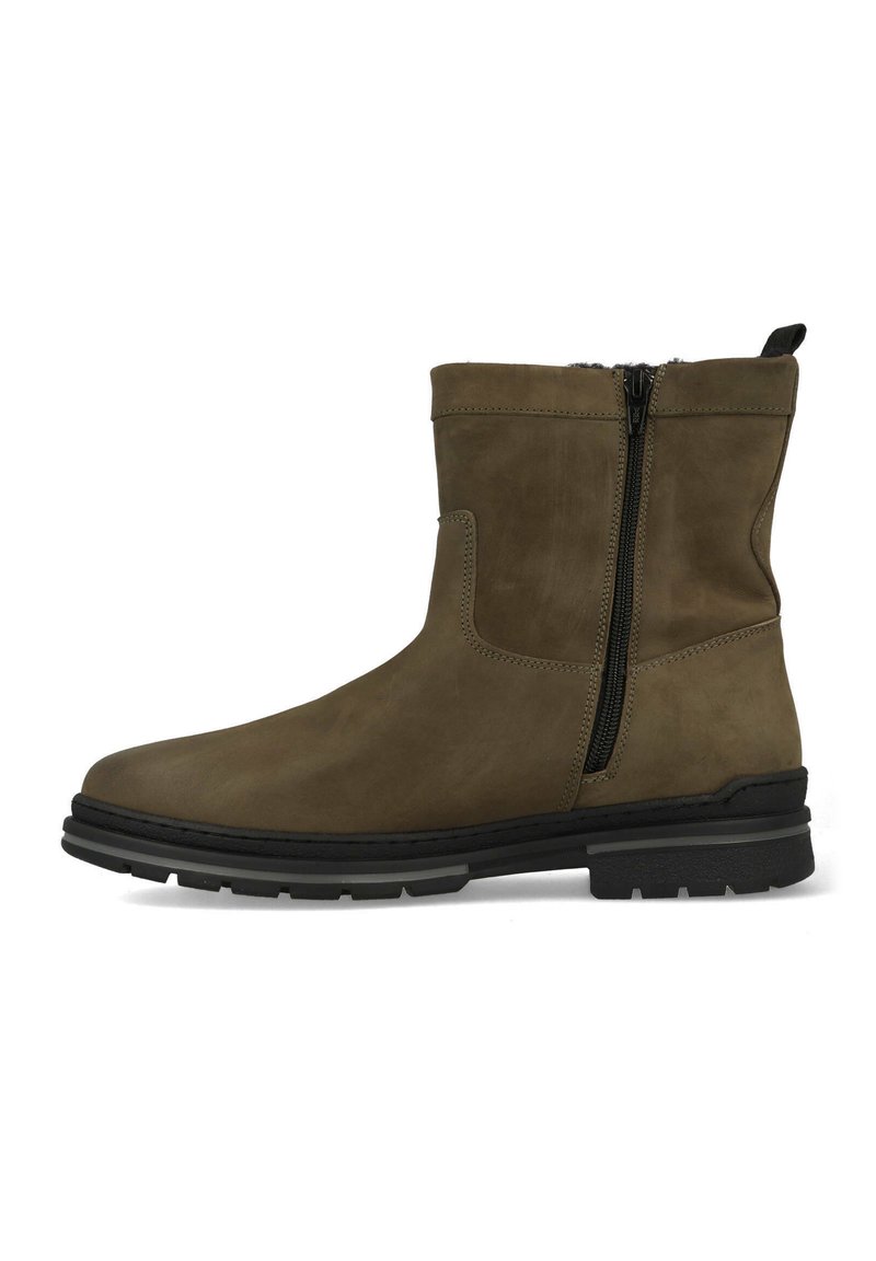 Bruin leren enkelboot met zijrits, ronde neus, zwarte buitenzool en subtiele stikseldetails. Hoogte is middelste kuit. Gladde textuur.