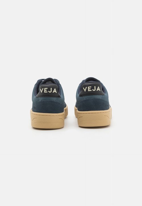 Veja Zapatilla de niño, colaboración con Milk, modelo V-90 en cuero Azul Cielo — foto 3