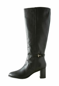 Bota de cuero negra hasta la rodilla con una textura suave, forma curvada, tacón cuadrado y una correa decorativa con un detalle de acento en tono dorado.