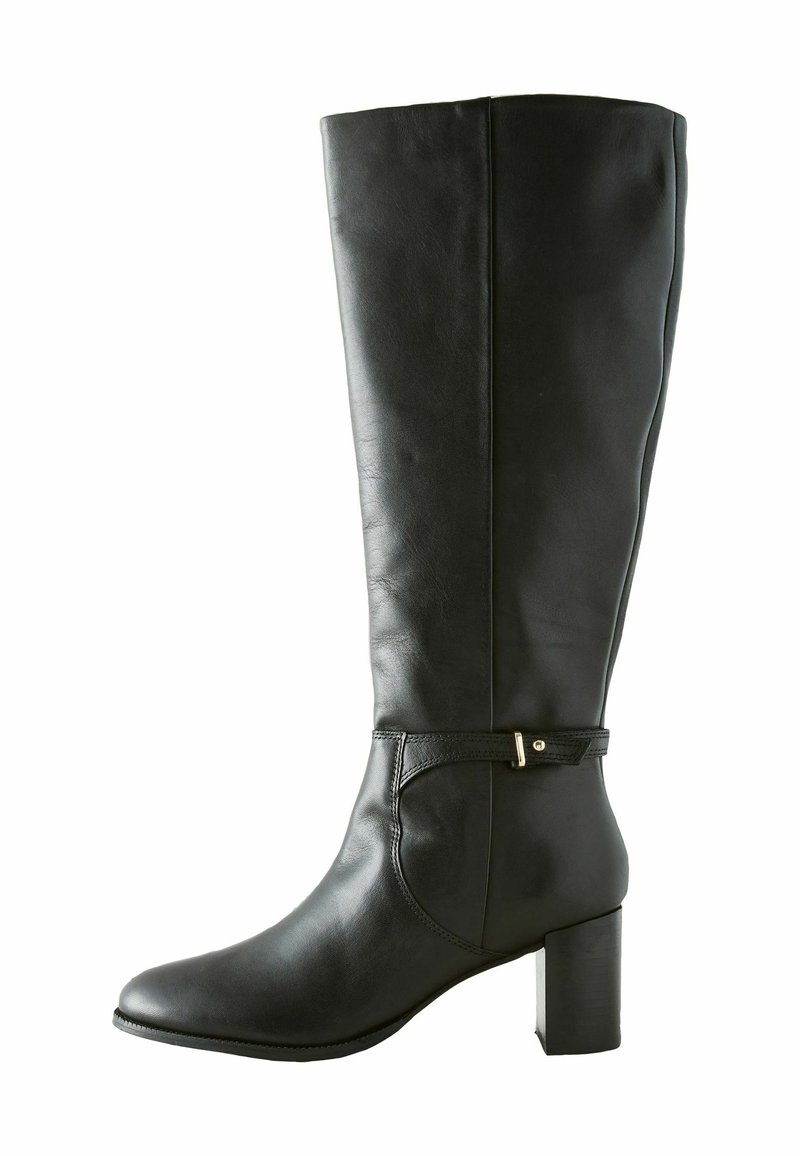 Bota de cuero negra hasta la rodilla con una textura suave, forma curvada, tacón cuadrado y una correa decorativa con un detalle de acento en tono dorado.