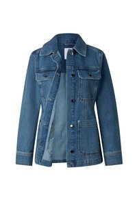 Blauwe spijkerjack met knoopsluiting aan de voorkant, borst- en onderzakken, lange mouwen en een kraag, gedeeltelijk geopend weergegeven.