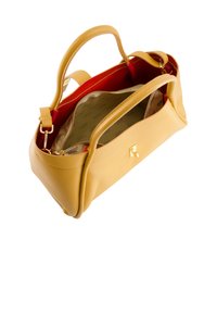 Gelbe Lederhandtasche mit doppelten Obergriffen, rotem Innenraum und goldenen Hardware-Details. Geräumiges Fach mit Reißverschluss und Logo-Detail.