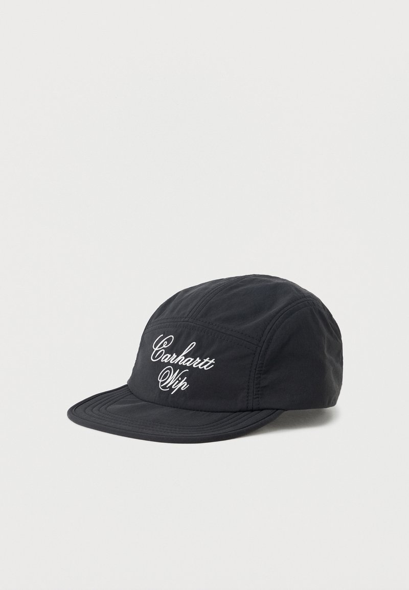 Casquette noire à cinq panneaux avec visière courbée et inscription blanche "Carhartt Wip" brodée sur le panneau avant sur fond uni.