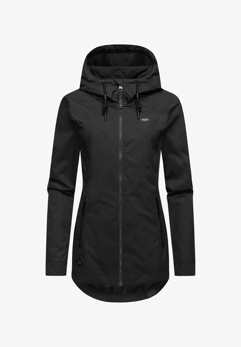 Juodas vandeniui atsparus švarkas su prigludusia kapuce, priekyje užtrauktuku, reguliuojamomis raišteliais, šoninėmis kišenėmis ir ilgesne nugarine dalimi papildomam dengimui.