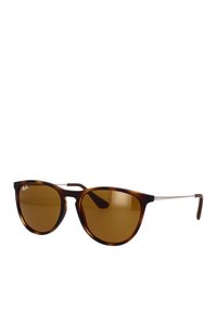 Occhiali da sole tortoise brown con forma a occhio di gatto e lenti marroni. Accenti in metallo argento sulle tempie. Logo visibile sul telaio.