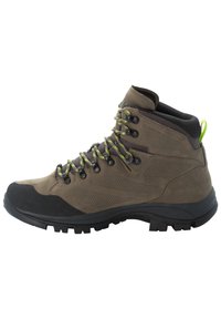 Scarpa da trekking realizzata in suede marrone e materiale sintetico, con punta rinforzata, suola in gomma nera, presenta lacci verdi e neri e una linguetta sul retro per facilitarne l'indossamento.