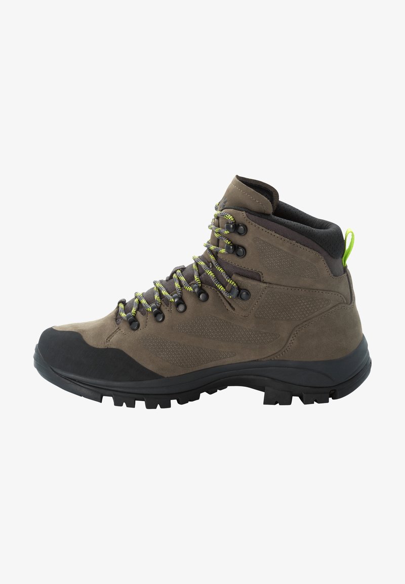 Wandelboot gemaakt van bruin suede en synthetisch materiaal, versterkte neuzen, zwarte rubberen zool, met groene en zwarte veters, en een trekstrip aan de achterkant.