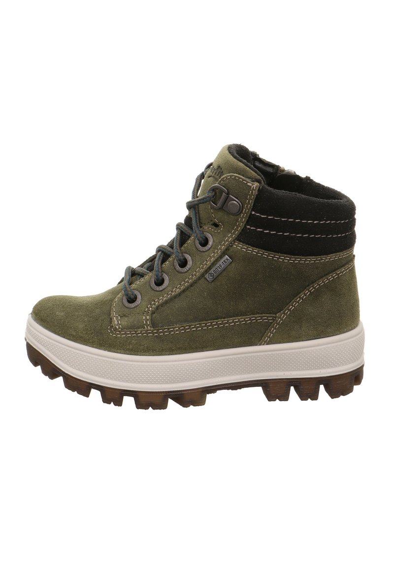 Groene suedelaarzen tot de enkel met zwarte textielen boord, grijze veters en een gestructureerde rubberen zool met diepe profiel. Waterdichte GORE-TEX label zichtbaar.