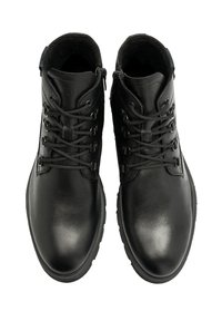 Czarne skórzane botki za kostkę o gładkim wykończeniu, z okrągłymi sznurowadłami, metalowymi oczkami i wyściółką przy kołnierzu dla komfortu.