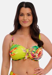 Groene bloemen bikini-top met een knoopdetail in het midden. Het heeft levendige tropische kleuren, verstelbare bandjes en een zachte textuur.