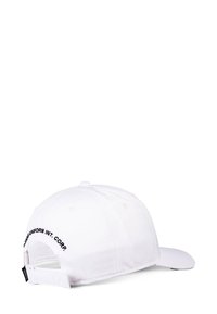 Hvid baseballkasket med broderet tekst på bagsiden. Lavet af stof med en struktureret krone og buet skygge. Justerbar rem bagpå.