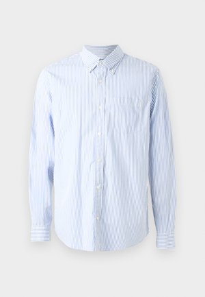 Camisa de manga larga con cuello, en rayas verticales de color azul claro y blanco. Material de algodón con un bolsillo en el pecho y cierre de botones en la parte delantera.