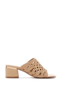 Beige geweven slide sandaal met een chunky blokhak en open teen. Heeft ingewikkelde vlechtwerk op de bovenkant en een gladde zool.
