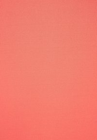 Tejido coral con textura acanalada y líneas verticales, superficie suave y tono de color uniforme. Sin patrones ni detalles adicionales presentes.