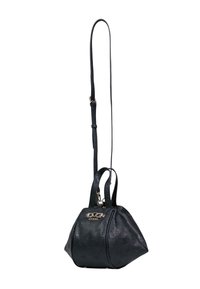 Sac à main Guess en cuir noir avec motif de logo embossé, plaque logo tonalité or, double poignée et bandoulière longue et réglable.