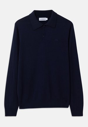 Polo à manches longues marine avec un col classique, deux boutons et des poignets côtelés ; fabriqué en tissu doux et lisse avec un détail de logo subtil.