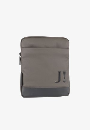 Kryt na laptop v tmavě šedé látce s texturovaným povrchem, se spodní částí z černé kůže a výrazným logem "J!" na přední straně.