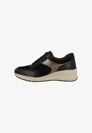 Zapatilla deportiva negra y bronce con parte superior de malla y ante, puntera redondeada, suela acolchada y acentos texturizados contrastantes.