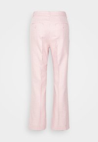 Lyserøde gingham bukser med lige ben, to baglommer og knapdetaljer. Glat tekstur, skræddersyet pasform.