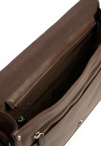 Borsa in pelle marrone e tessuto con una texture liscia, dotata di un compartimento interno con cerniera e due tasche aperte per l'organizzazione.