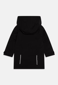 Schwarze Parkajacke mit Kapuze, ausgestattet mit reflektierenden Reißverschlüssen und Akzenten. Hergestellt aus einem glatten, strukturierten Material.