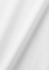 Tessuto di cotone bianco con una superficie liscia, caratterizzato da sottili motivi tessuti. Il materiale è leggero e si drappeggia leggermente.