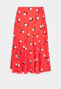 Roter, ausgestellter Rock aus leichtem Stoff, mit floralem Muster aus schwarzen Blättern und weißen Blütenblättern. Glatte Textur und knielanges Design.