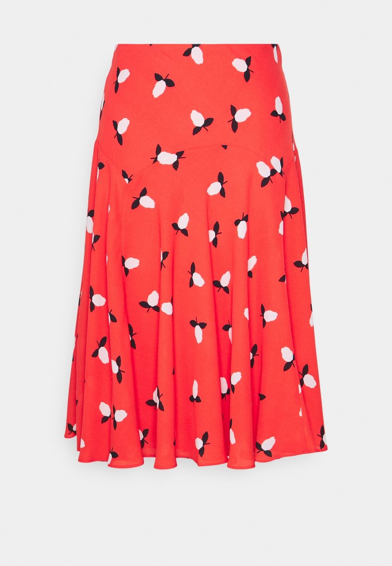 Roter, ausgestellter Rock aus leichtem Stoff, mit floralem Muster aus schwarzen Blättern und weißen Blütenblättern. Glatte Textur und knielanges Design.