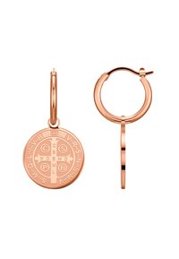 Roze gouden oorbellen met een ronde hanger voorzien van gegraveerde symbolen en een kruisontwerp, gladde textuur en gepolijste afwerking.