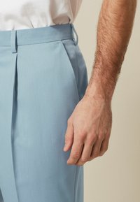 Next RELAXED FIT MOTIONFLEX - Anzughose - light blue