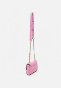 Borsa a spalla in pelle rosa con tracolla a catena, motivo a rilievo, bordi arrotondati e chiusura a pattina. Decorata con dettagli di perline sulla tracolla.